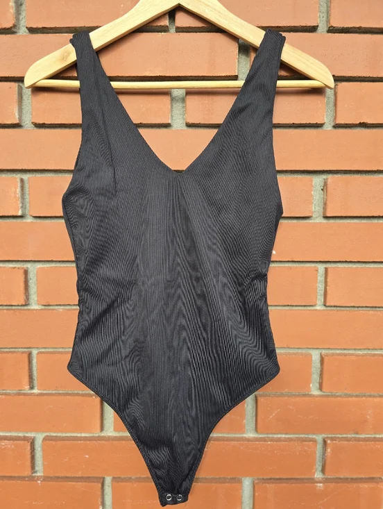 V-Neck Ribbed Black Tank Top - Picture 6 of 7